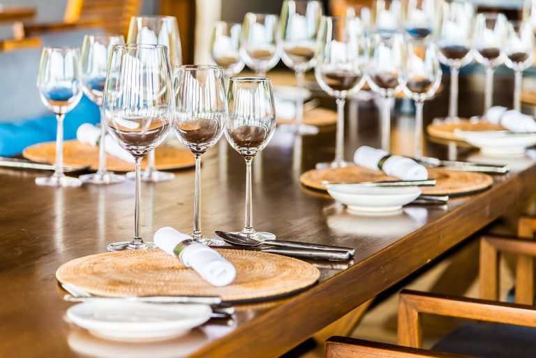 Las mesas de madera vuelven a protagonizar la decoración de bares y restaurantes